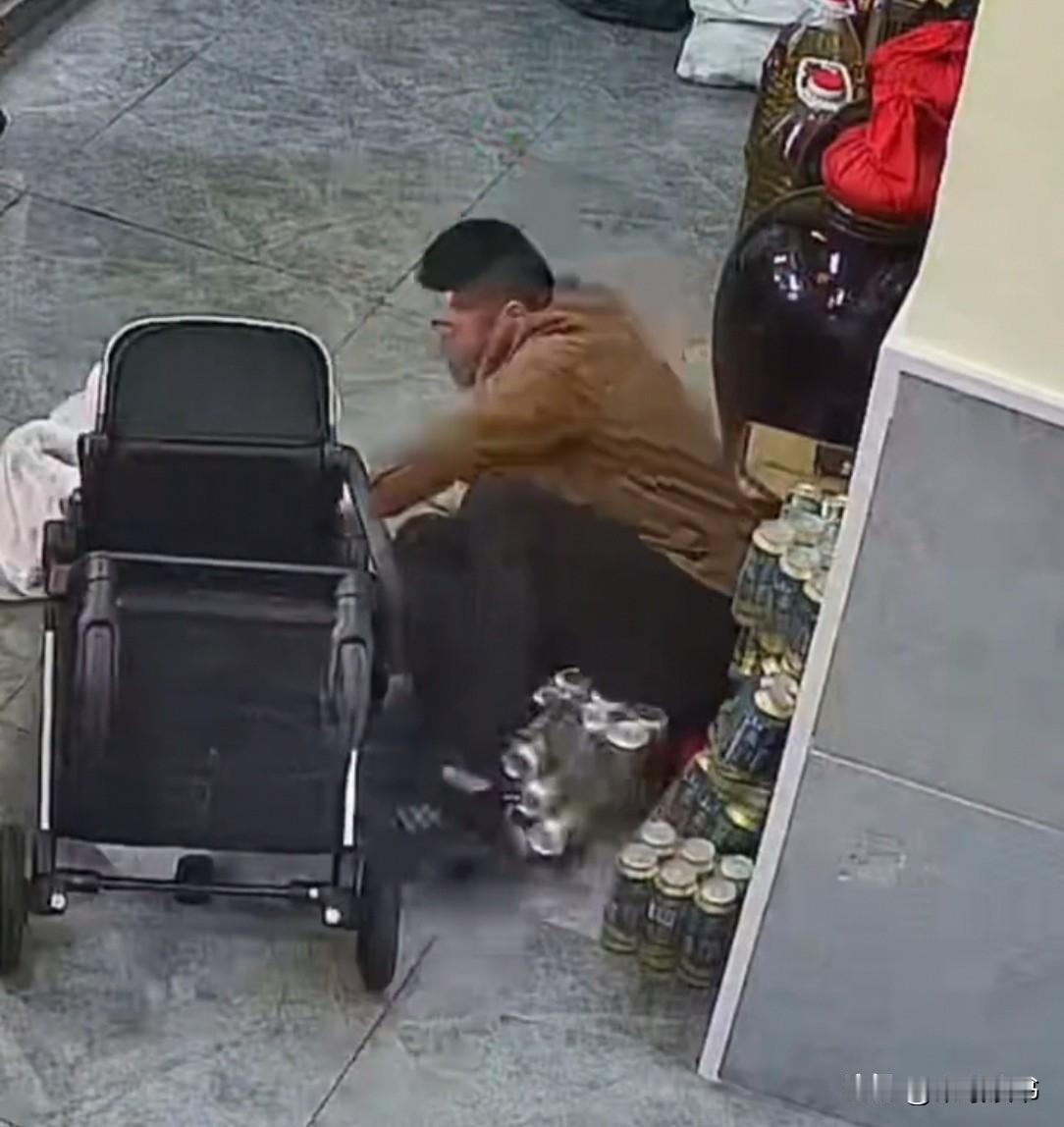 安徽一饭店，店主见米饭不够，就去隔壁借米，想着很快回来，把4个月大的娃放推车里。