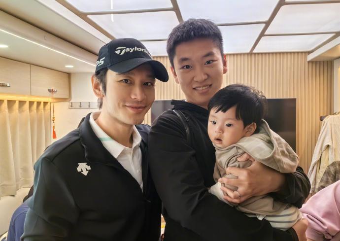 黄晓明，高调发文！5月2日，黄晓明在社交平台高调发文。不仅一口气晒出了9张照片