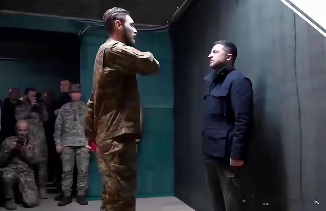 有点意思！[捂脸哭]泽连斯基为“亚速营”士兵授勋，高呼荣耀属于乌克兰！这一看