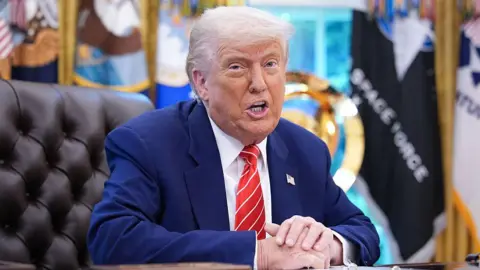 特朗普大手一挥，对这12个国家的公民，美国彻底关上大门！这12个国家分别是阿富