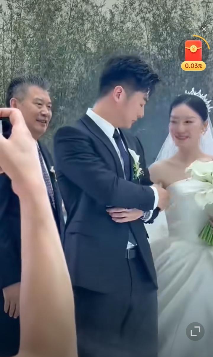 国乒李隼指导的女儿今天结婚啦[赞]！女儿仿爸，长相酷似爸爸，端庄大气，个子也好