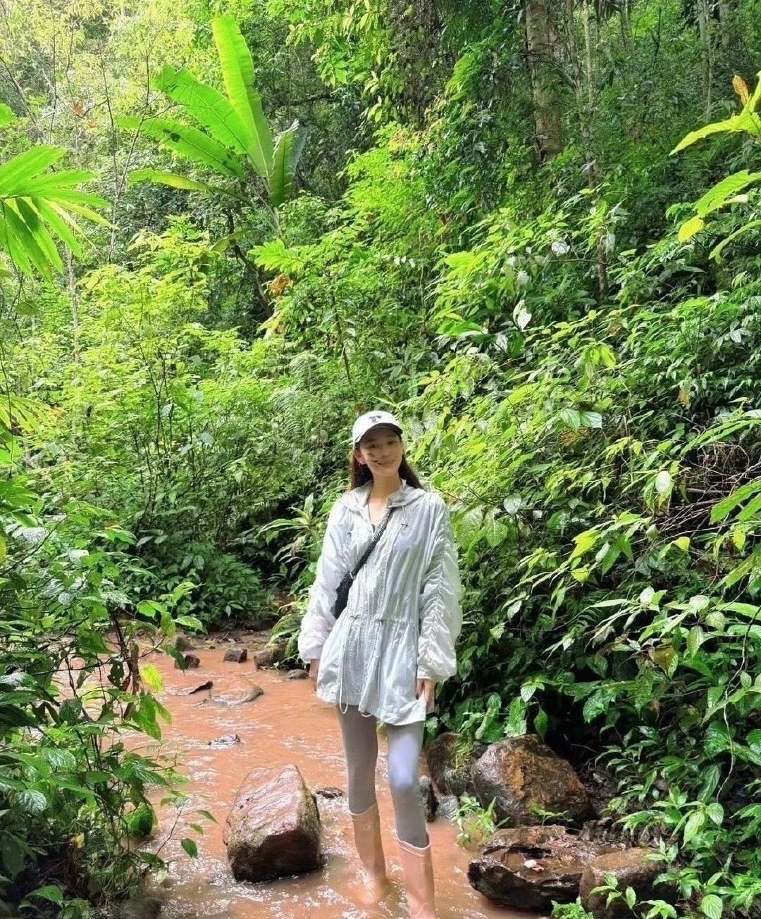 张馨予大方秀恩爱，与何捷拍情侣头像，何捷长得好壮实一身腱子肉，妈妈也一起出游了！​