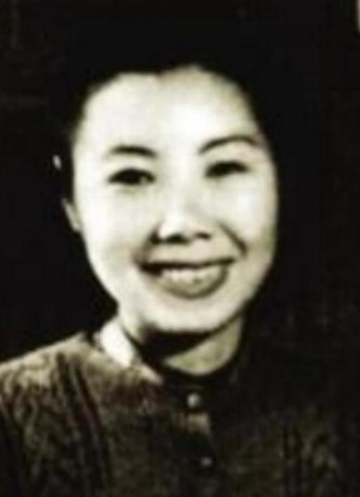 1982年3月23日，北京朝内大街一间普通宿舍里，一位75岁的老人躺在病床上，她