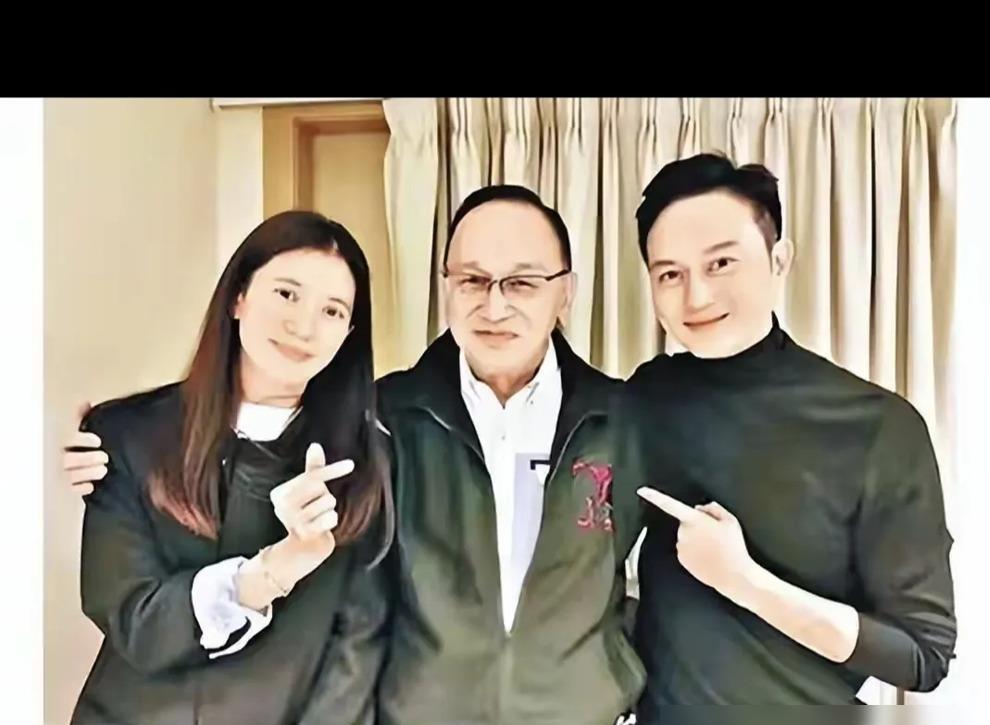 袁咏仪花7000万买包站稳了娱乐圈，回婆家连合影中心位都坐不稳。综艺里张智霖喊
