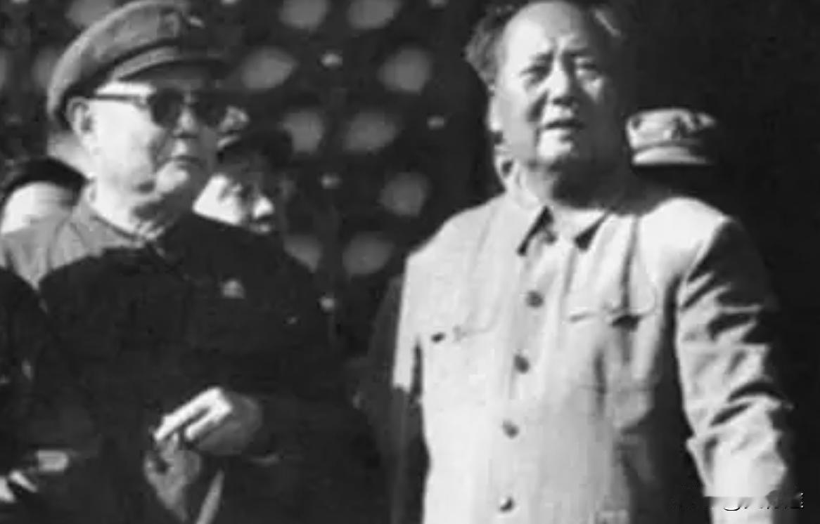 1976年9月8日深夜，毛主席处于弥留之际，中央政治局的委员分组向毛主席告别。