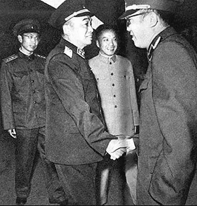1955年5月，彭德怀出访东欧国家，途径莫斯科回国。在莫斯科的赫鲁晓夫，表现地异