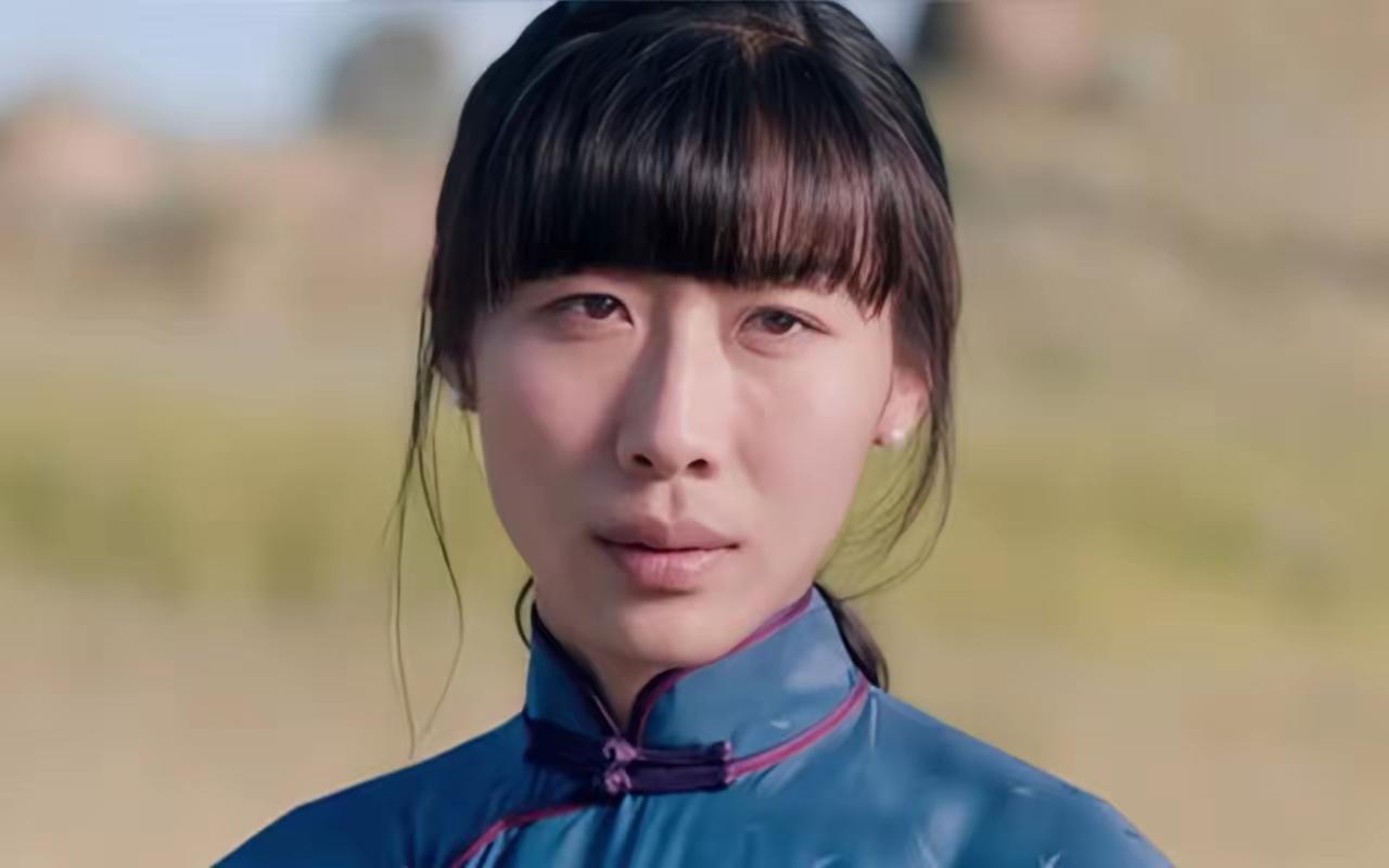 演员也是有门槛的，她这个长相也只能演丫鬟婆子之类，演女主就算了。但是架不住人家