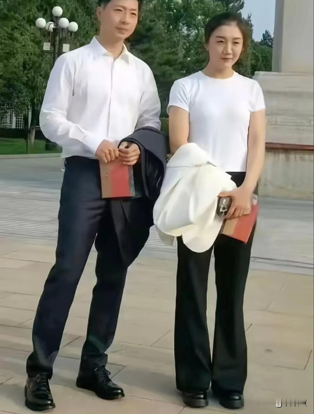 这样的衣服，怎么看得到！马龙、陈梦受邀观看阅兵，他们二人身穿白色上衣，黑色裤子