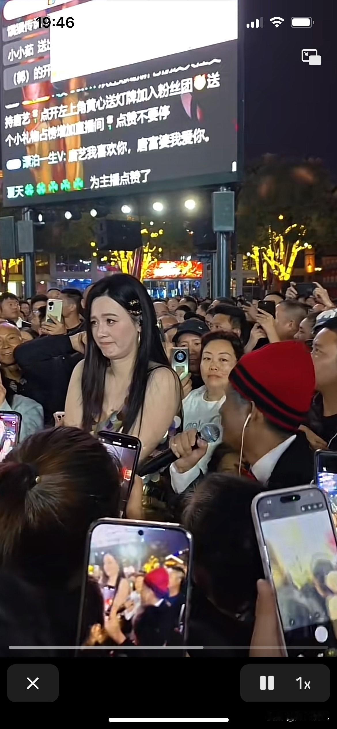 唐艺老师感觉被抛弃了，一脸无辜委屈的样子，没有心情唱歌，一场直播间招到观众的嘲讽