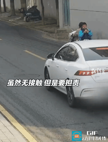 “现在的交规太酷了！”右方视频车在没有超车条件的情况下，占用左侧车道，造成挤压对