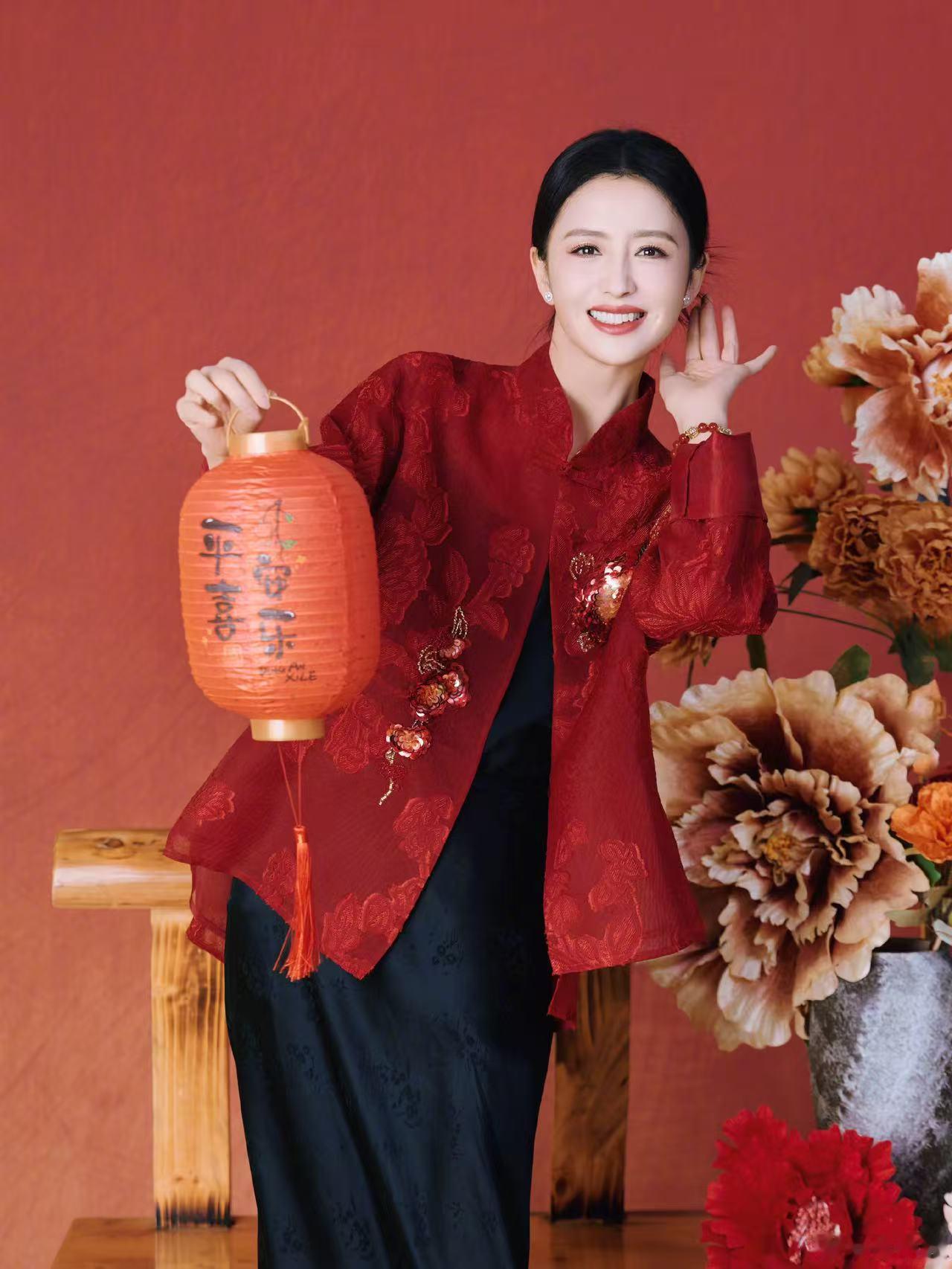 佟丽娅除夕和儿子穿新年亲子装！朵朵瘦了好多啊！母子俩从放寒假开始就到了海南，