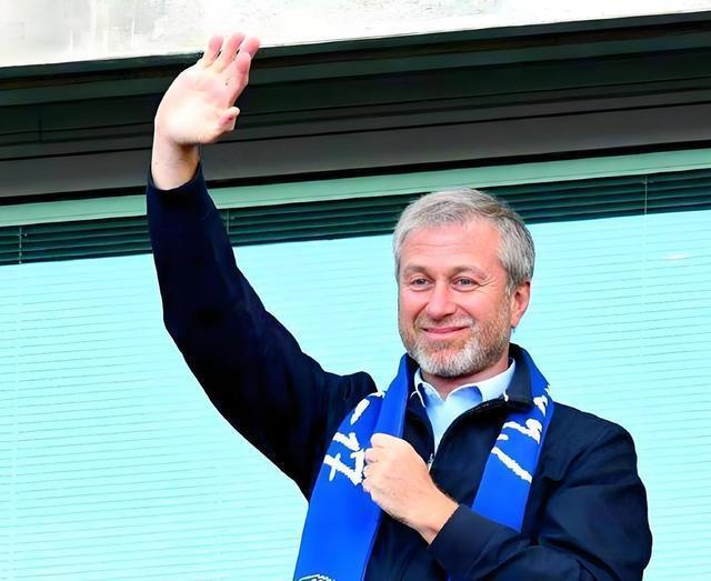 【前切尔西老板的财产大量被冻结】英国首相要求将出售切尔西所得全部捐给乌克兰，引发