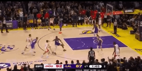 关键吹罚，关键挑战，关键是伊森也没罚进。伊森进攻，撞倒里夫斯，裁判吹进攻犯规，