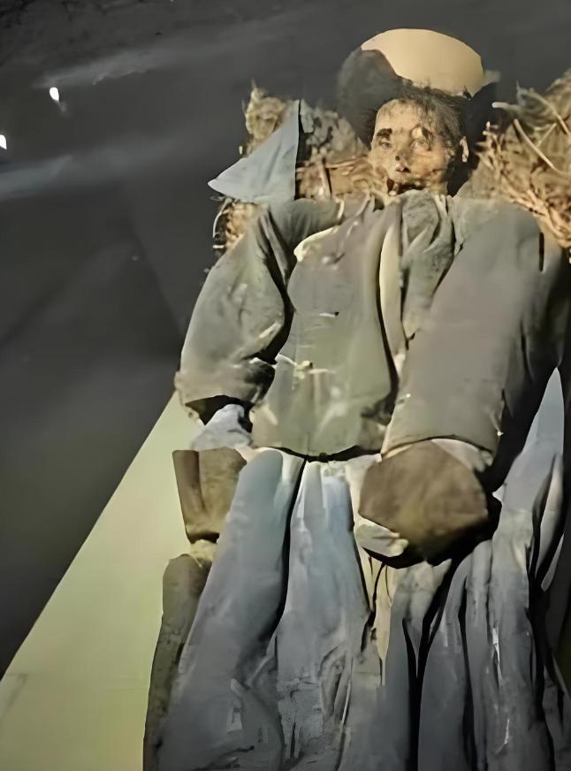 2015年，新疆喀什，一个牧民在寻找离群的小羊时，却意外在一处僻静的山洞里发现一