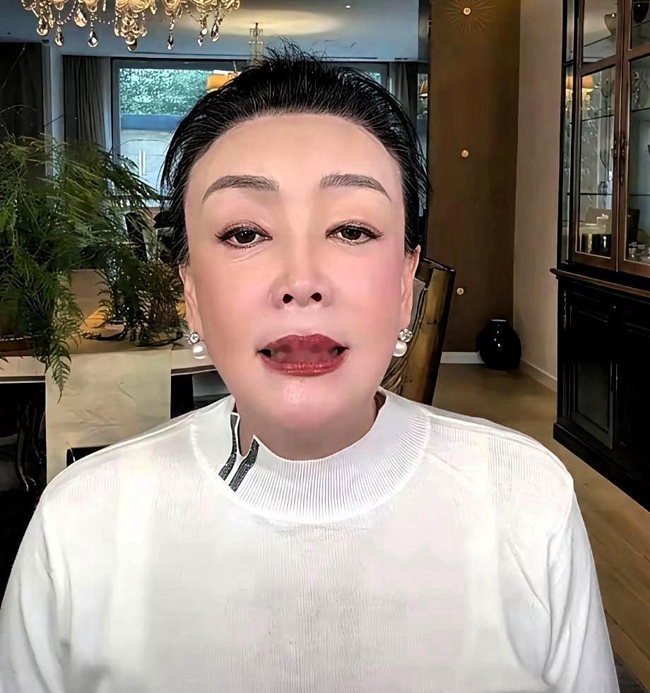 张兰新年喜笑颜开直播，引发争议，一场闹剧过年那几天，张兰带着孙子孙女直播，挺热