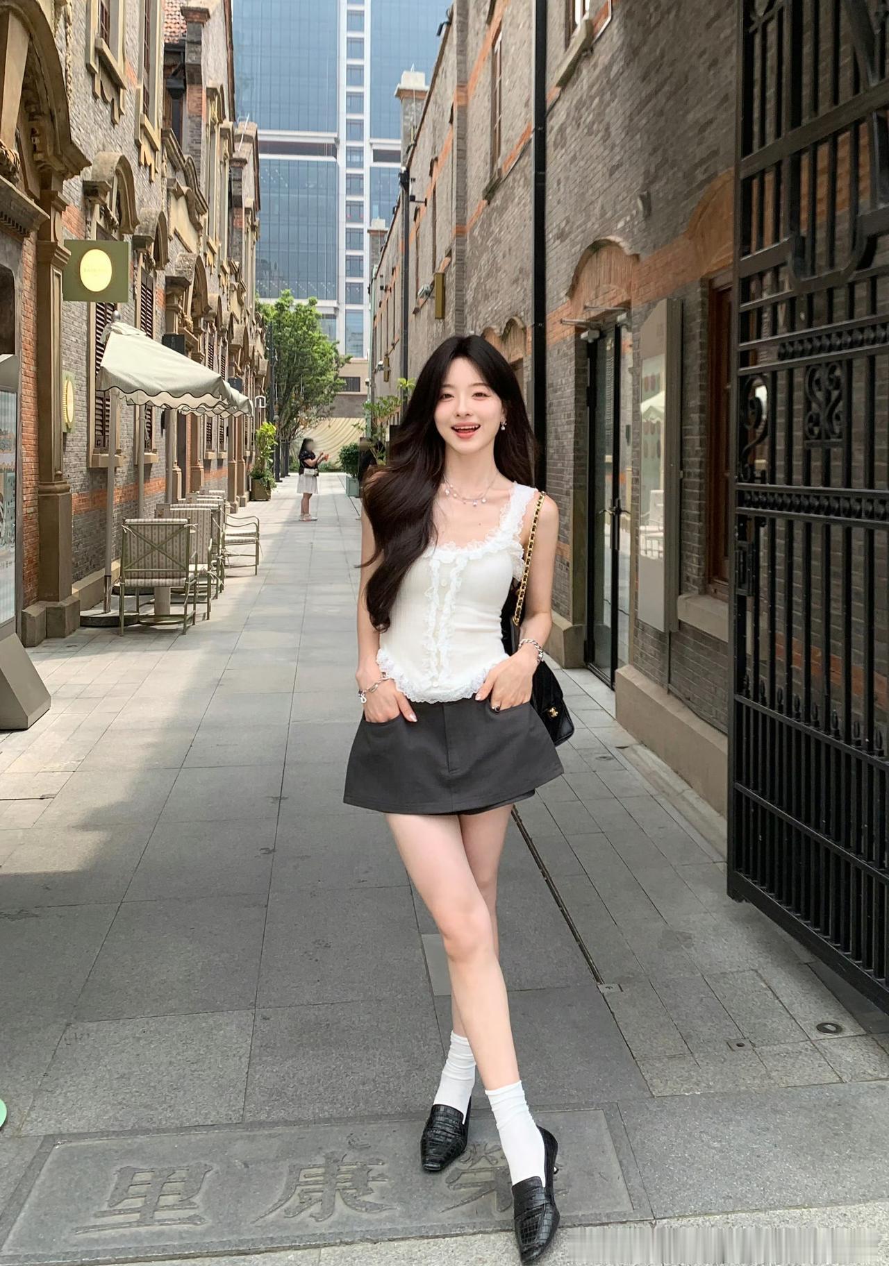 满满的韩系甜美少女感，又带着一点复古的精致，简直是夏日街拍的满分模板。甜系街拍