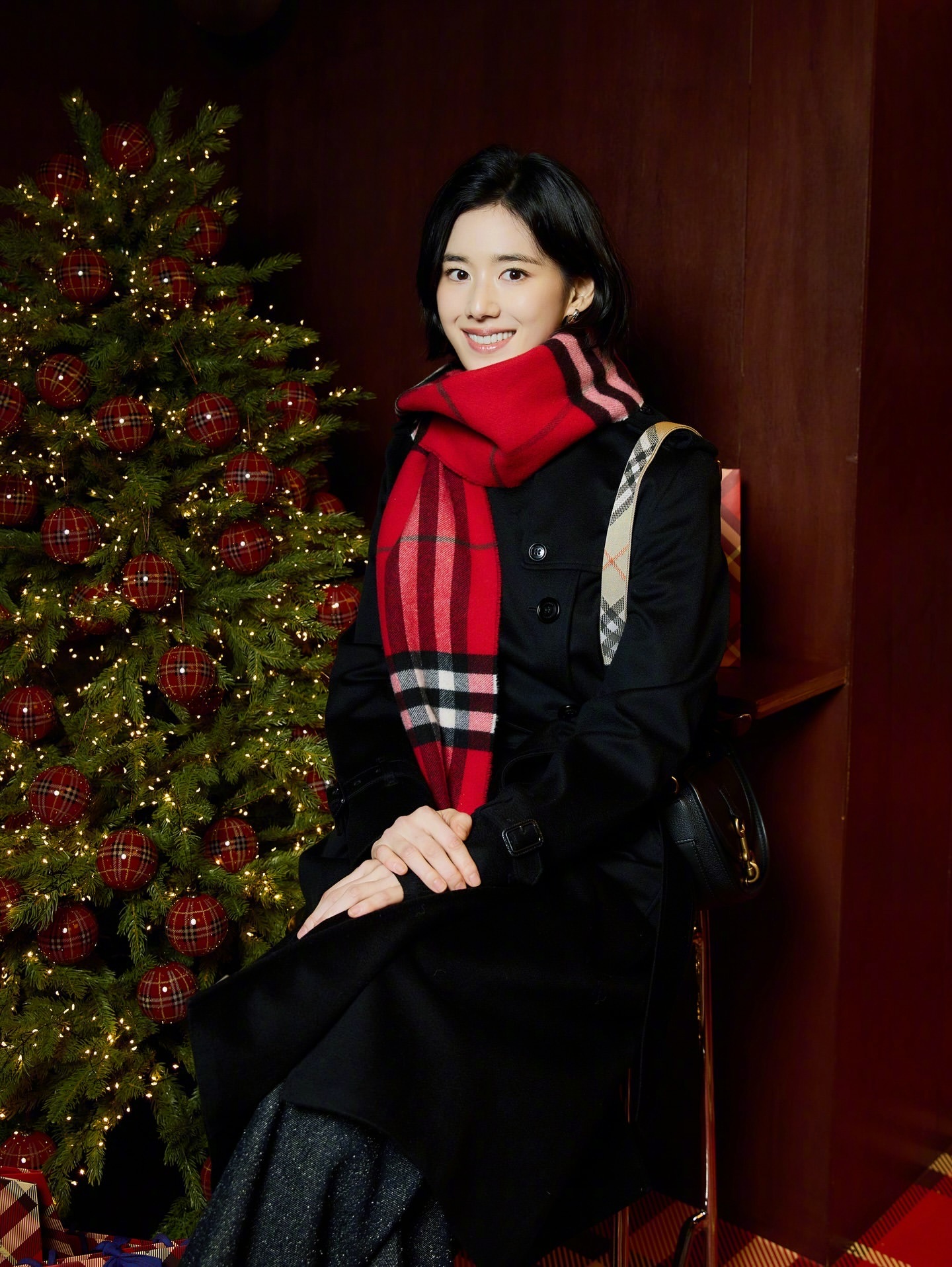 现身韩国首尔出席Burberry活动的韩星们。穿素色冬装配搭Burberry经