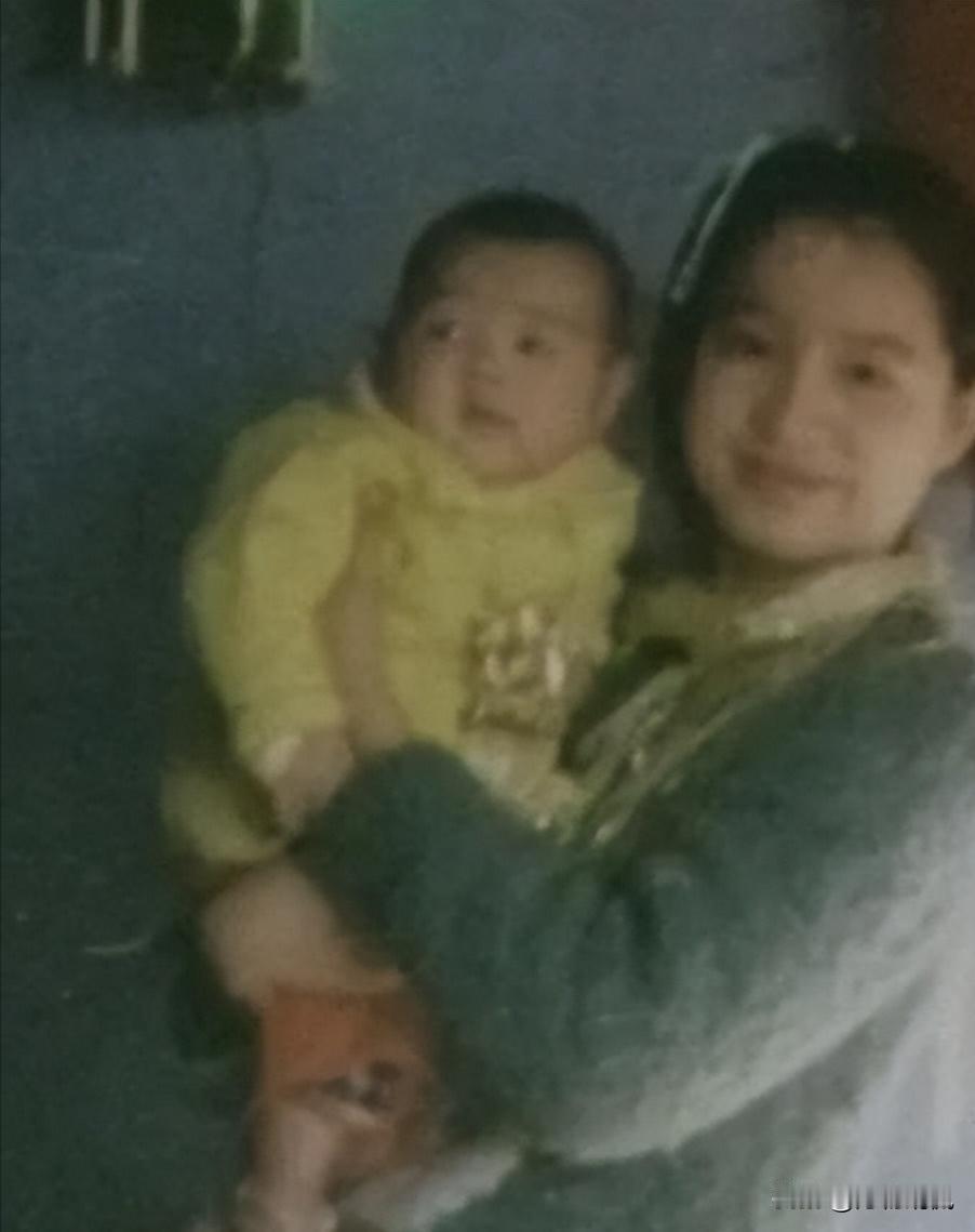 1976年，25岁女知青抱着4岁儿子回京，母亲气得半死，怒骂她未婚先孕，不知羞耻
