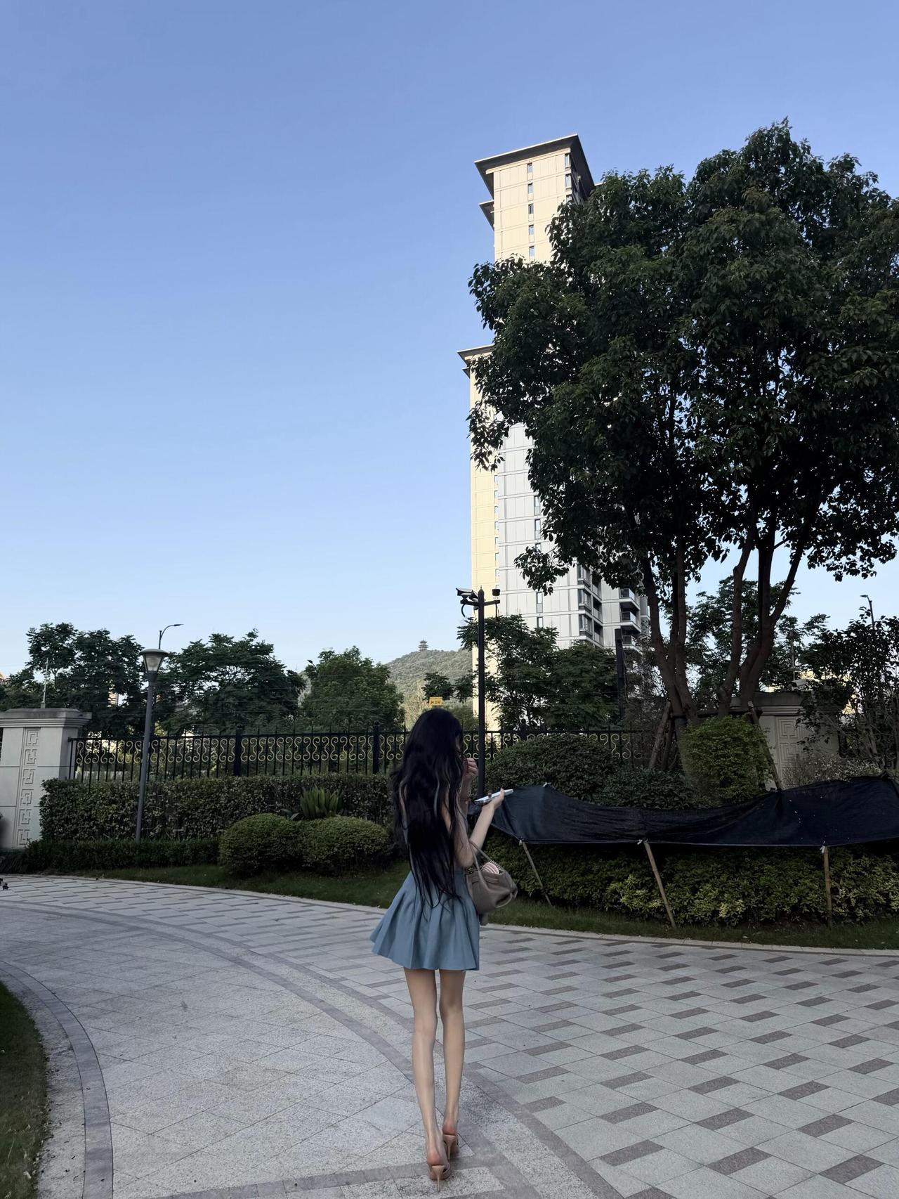 人这一辈子，到了中年，最大的清醒，就是不再把谁都往心里请。年轻时