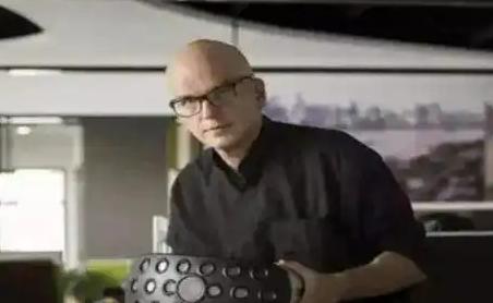 “你的发明毫无用处！”2015年，美国科学家布拉迪被军方嘲讽，失望透顶的他，带着