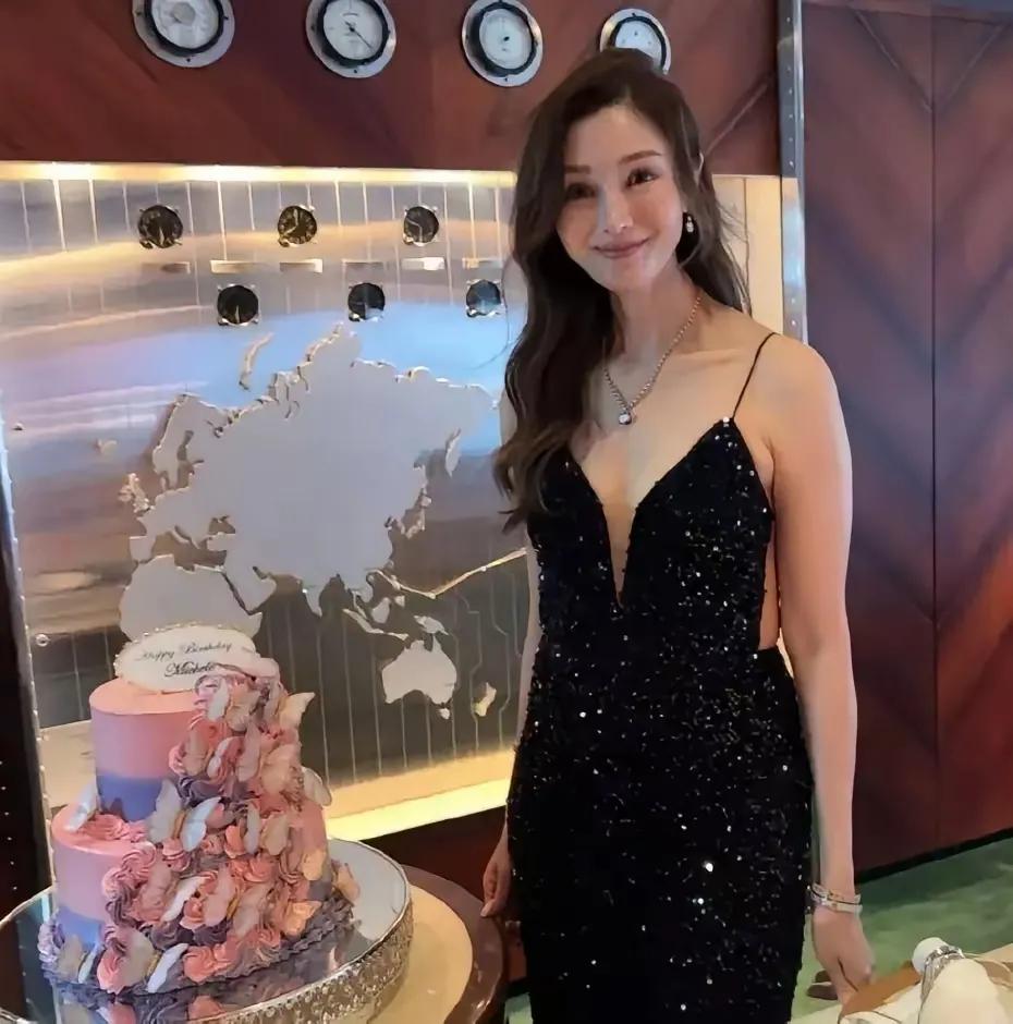 大美女李嘉欣55岁了。这位美了半辈子的混血大美女，人到中年，气质依然超群，身材