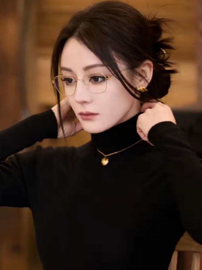 迪丽热巴浑身散发着一种高智商的气场，那高智感简直要溢出屏幕啦！娱乐明星