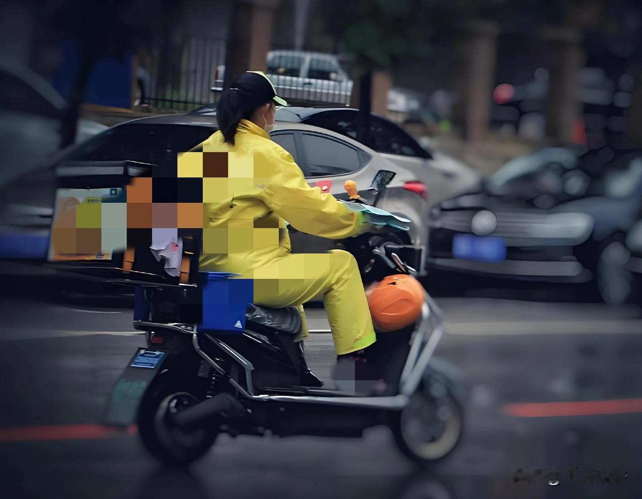 偷鸡不成蚀把米！上海，一女骑手送外卖，遇到20岁男客户，男子拿到外卖，对女骑手上