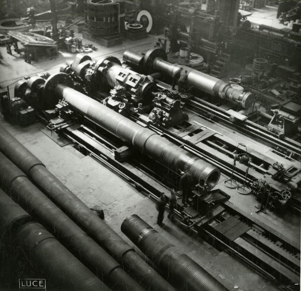 为维内托级战列舰准备的15英寸主炮正在安沙尔多兵工厂内进行加工（图1）摄于194