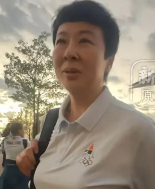 当被记者冷不丁追问中泰女排对决更希望谁赢时，前中国女排队长冯坤不假思索地甩出一句