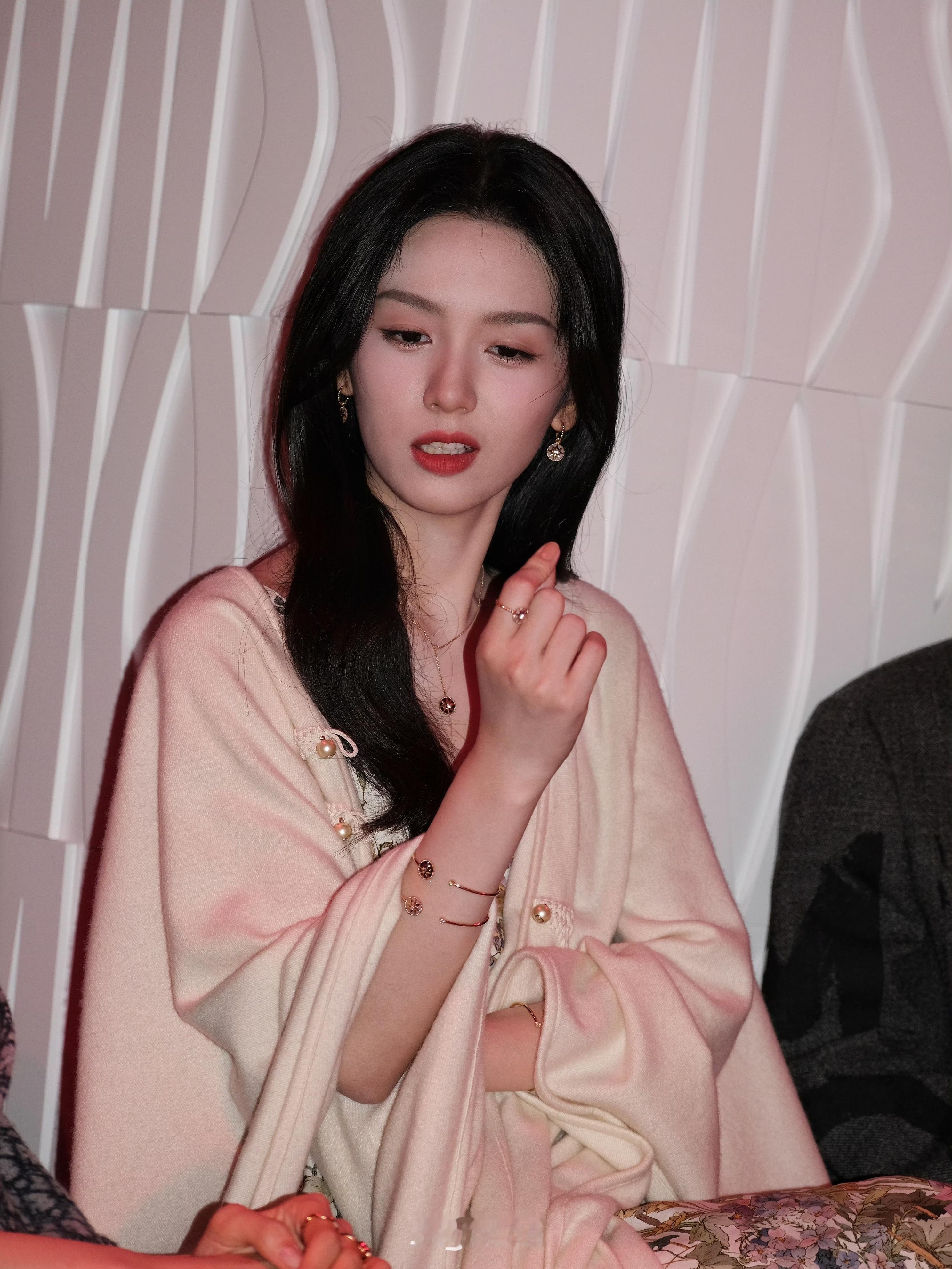 投稿周也周也这张脸做这种表情就不像是“美人嗔怒”，更像是“美人不屑”