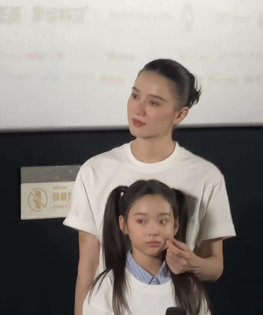 宋佳，你过分了啊！小动作太多了吧，小酒窝确实太可爱了，大大方方，也不怯场，宋