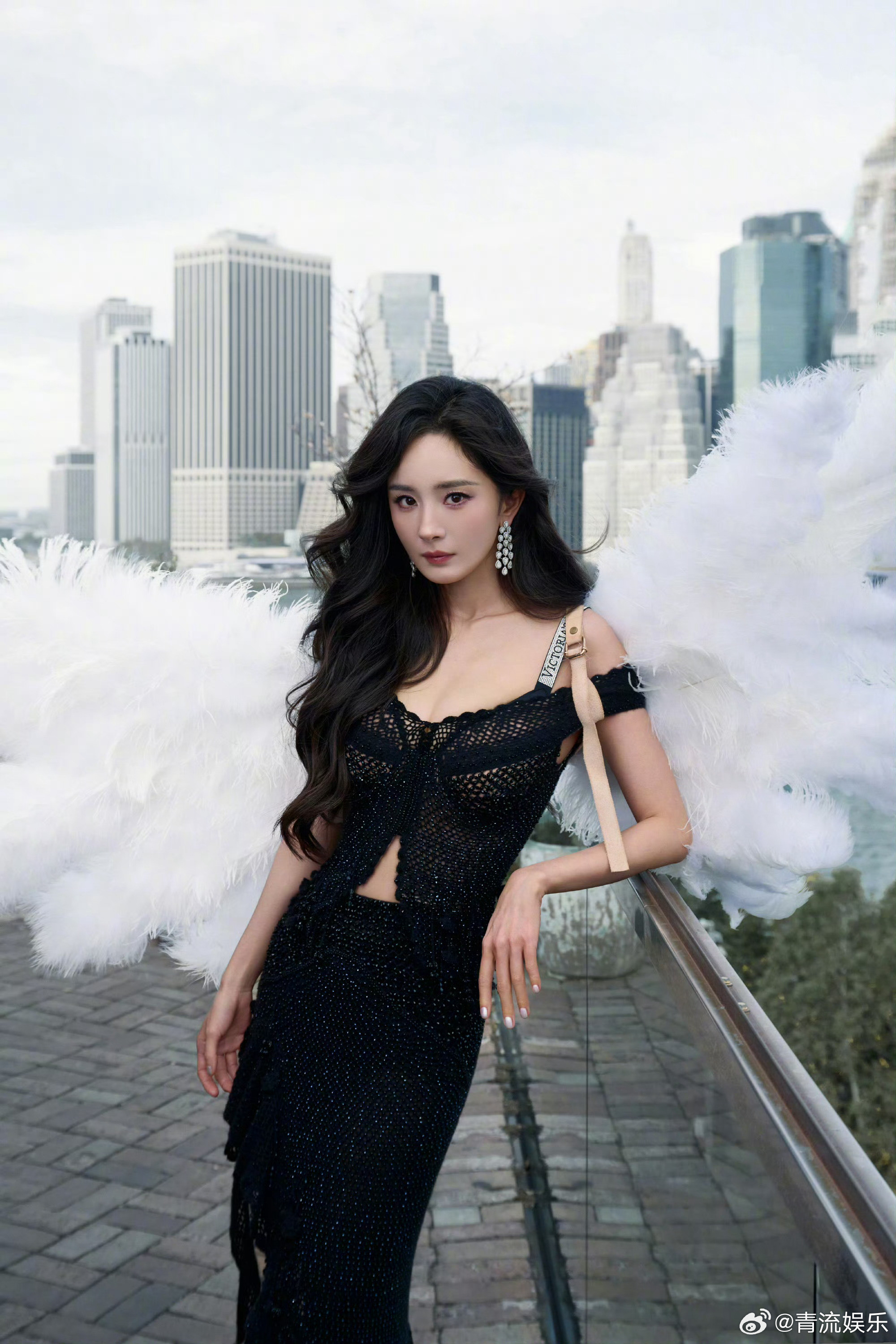 杨幂维密翅膀杨幂维密大秀造型维密大秀造型揭晓✨她身穿黑色镂空裙装，搭配长筒皮靴，