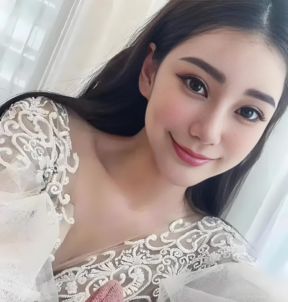 汪小菲太调皮了，马筱梅直播，他偏要凑过来唱歌，把马筱梅吓得花容失色。汪小菲和母