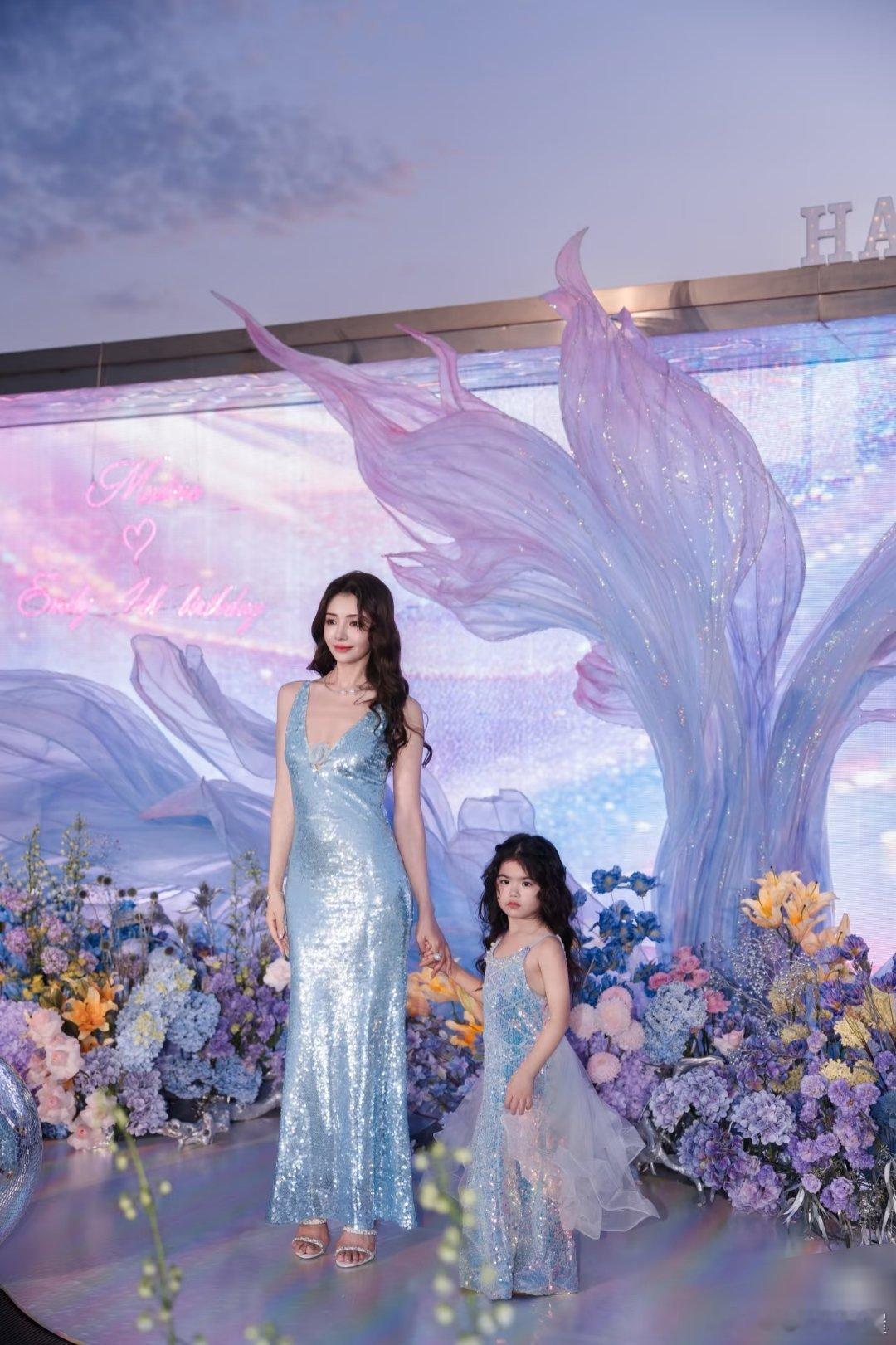 麦迪娜晒照庆祝女儿四岁，一家人各有各的好看，女儿像爸儿子像妈​​​