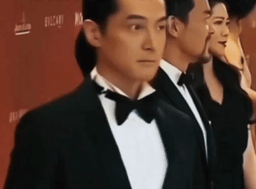 胡歌是一点也没有怠慢事业不温不火的好兄弟袁弘，虽然一个事业蒸蒸日上，一个事业不温