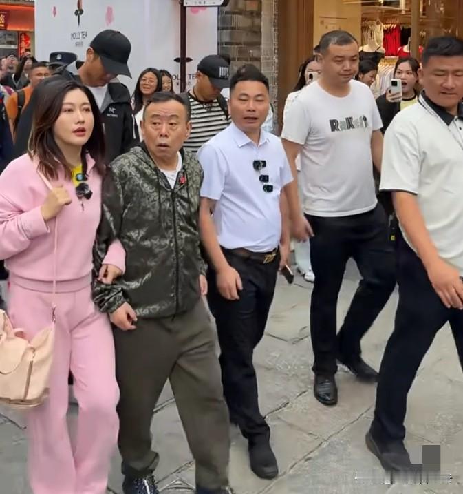 真是笑话！潘长江逛个街，女儿搀扶不算，还带着一众保镖，请问他有什么保护价值？难道