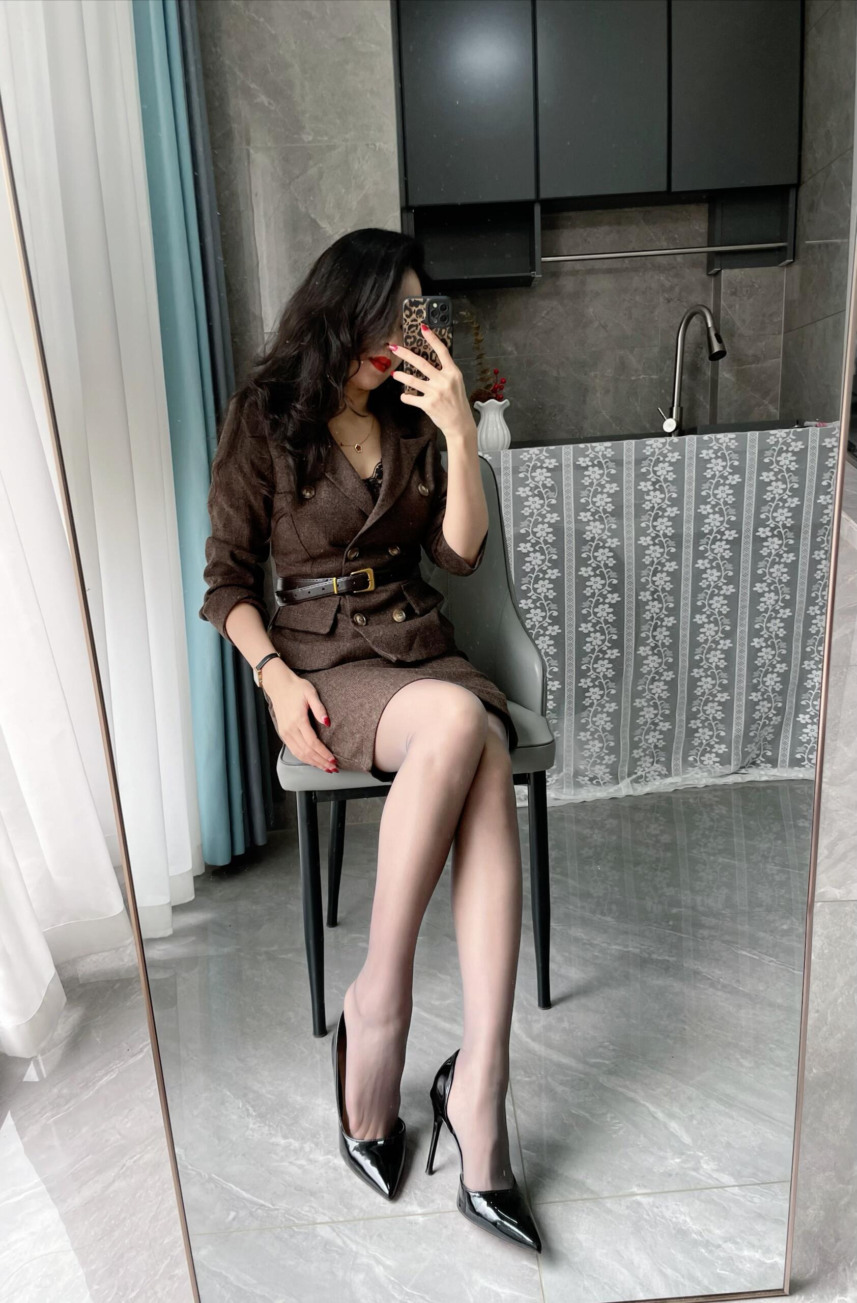 优雅职场穿搭，棕色西装裙搭配黑色高跟鞋，自信满满！👠💄
