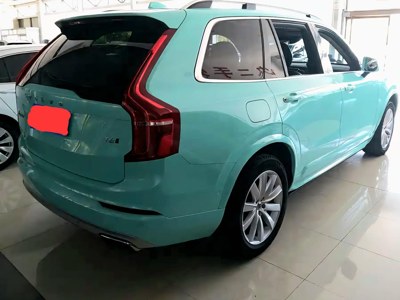 在沃尔沃xc90改色体系里，这个颜色不算罕见，但也不算多见。蓝色在这个版本里真的