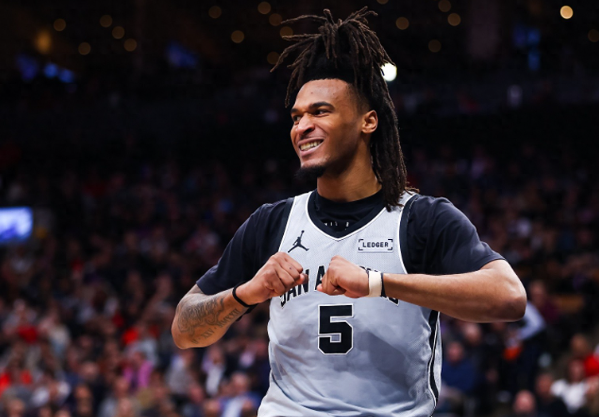 事实证明卡斯尔已经是马刺的外线核心了福克斯这赛季的表现比卡斯尔差远了，而且卡