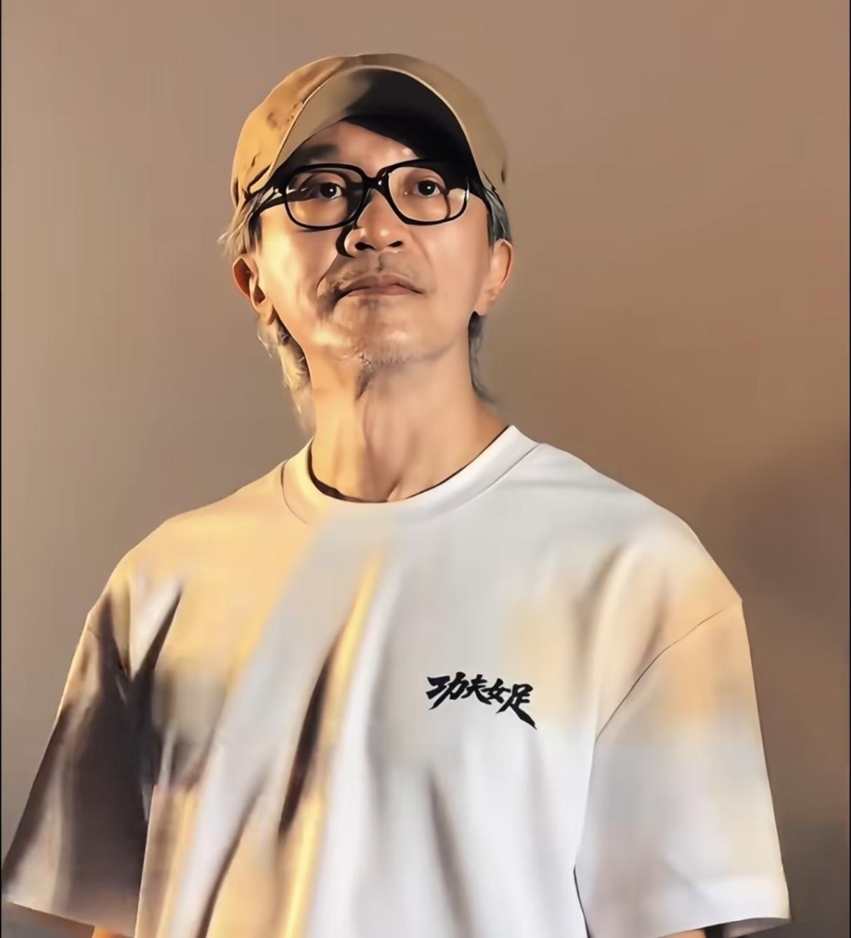 估计现在全网最遭人忄艮的就是周星驰了吧？不是《功夫女足》票房破19个小目标，