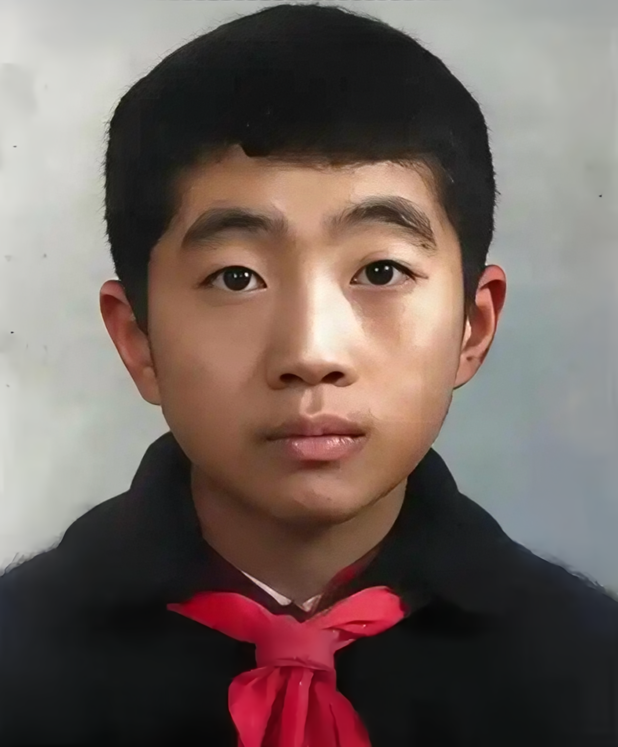这个其貌不扬的少年，略带有一些腼腆，谁也不会想到，他日后竟然成为新中国升迁最快的