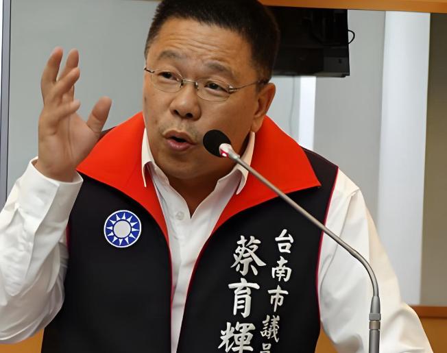 国民党内部反对郑丽文的人站出来了。第一个跳出来的是台南市议员蔡育辉，对着镜头拍