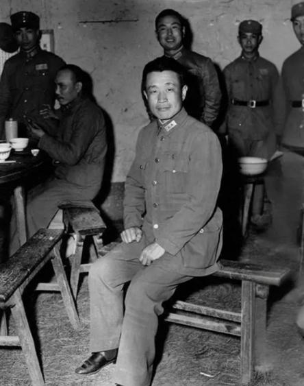 1949年1月11日，被俘的杜聿明被押到一处村庄，我军给他端上了红烧牛肉，马肝烧