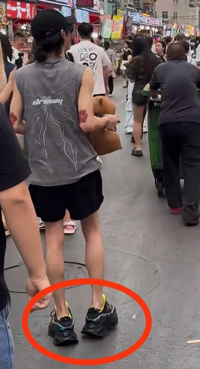 华晨宇这鞋得有10厘米高吧，感觉脚都快悬空了！
