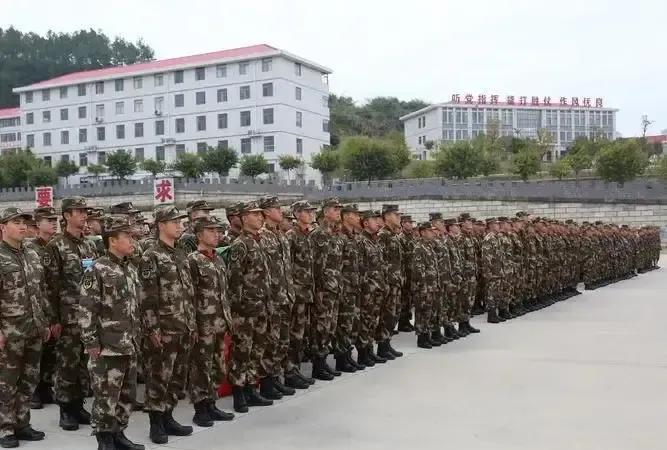 刚转三期士官那年，连长因家庭原因选择了转业，连队宣读留队人员名单时，连长也顺路跟