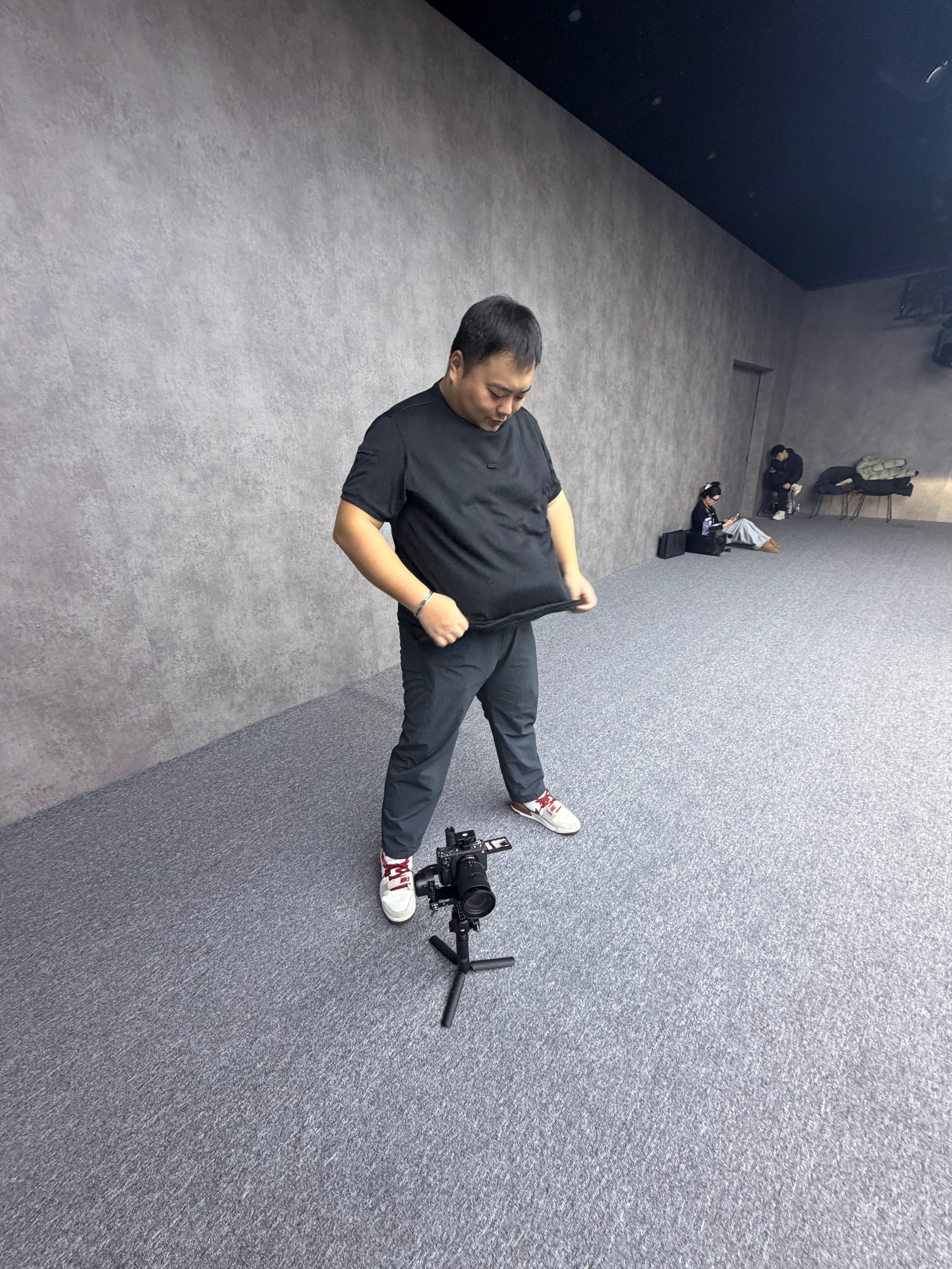 12：02分上一家媒体拍完！13：07分我们拍完所有口播！今天的拍摄，给我和大晨