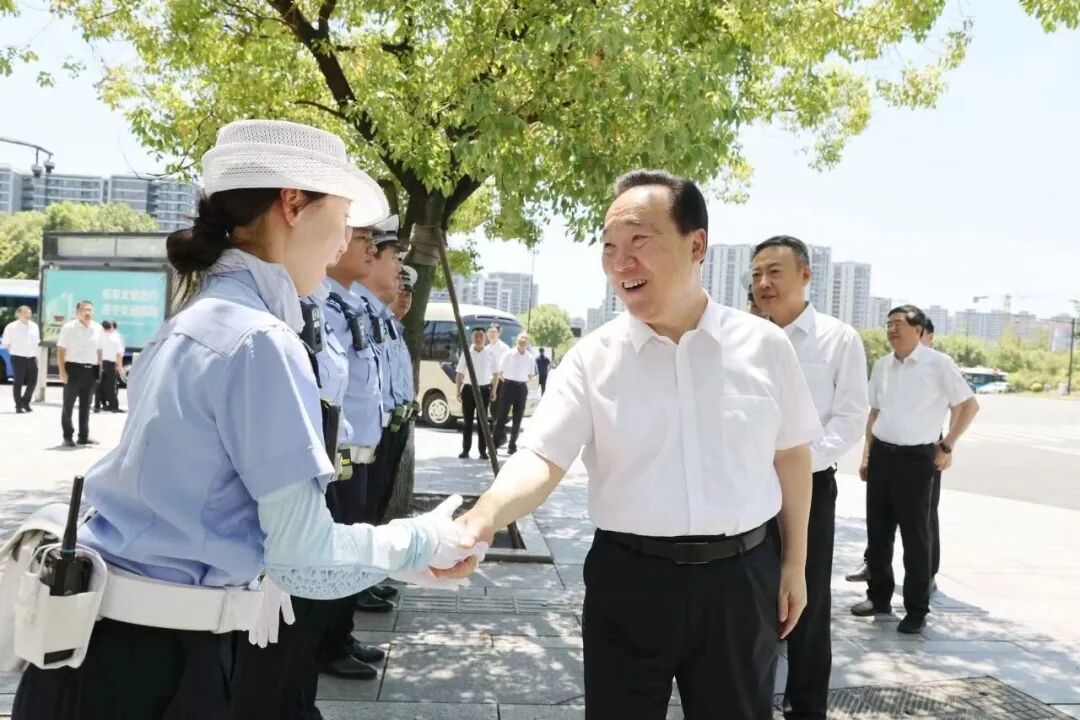 浙江省委书记走访慰问一线施工人员、环卫工人、执勤交警