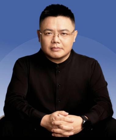 2014年白伟民公司倒闭，所有人纷纷离开，只有一个人留下不走。白伟民问她:“你为