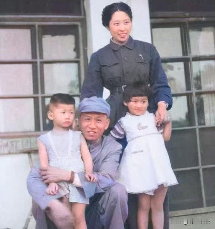 1948年的合影，刘少奇50岁，王光美27岁。