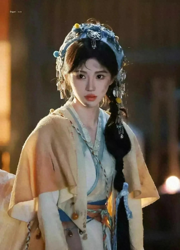 网友辣评鞠婧祎抹灰造型路透：脏的地方正好是阴影，半永久式妆容